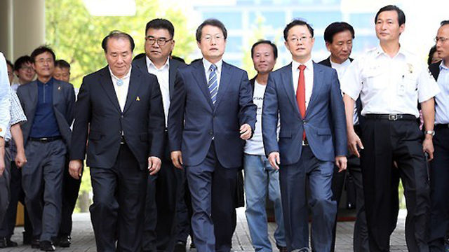 메인이미지  3 : 지난해 교육감 선거에서 상대 후보 고승덕 변호사의 미국 영주권 의혹을 제기해 기소된 조희연 서울시 교육감이 4일 오후 서초동 서울고등법원에서 열린 항소심 선고 공판에 참석하기 위해 지지자들과 함께 걸어오고 있다. (서울=연합)