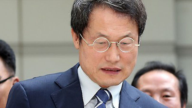 메인이미지  1 : 지난해 교육감 선거에서 상대 후보 고승덕 변호사의 미국 영주권 의혹을 제기해 기소된 조희연 서울시 교육감이 4일 오후 서초동 서울고등법원에서 열린 항소심 선고 공판에 참석하기 위해 지지자들과 함께 걸어오고 있다. (서울=연합)
