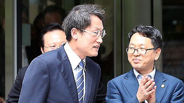 메인이미지  6 : 지난해 교육감 선거에서 상대 후보 고승덕 변호사의 미국 영주권 의혹을 제기해 기소된 조희연 서울시 교육감이 4일 오후 선고공판에서 선고 유예 판결을 받은 뒤 지지자들의 축하를 받으며 서초동 서울고등법원을 나서고 있다. (서울=연합)