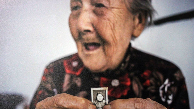 메인이미지  5 : 사진작가 안세홍(44) 씨가 한국, 중국, 필리핀, 인도네시아, 동티모르를 돌며 찍은 일본군 위안부 피해자의 사진 전시회가 4일 일본 도쿄도(東京都)에서 개막했다. 중국인 피해자 카오 헤이마오(93) 씨가 그녀의 20대 시절 증명사진을 들어 보이고 있다. 안세홍 작가의 작품을 다시 촬영한 사진. (도쿄=연합)