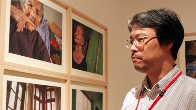 메인이미지  3 : 사진작가 안세홍(44) 씨가 한국, 중국, 필리핀, 인도네시아, 동티모르를 돌며 찍은 일본군 위안부 피해자의 사진 전시회가 4일 일본 도쿄도(東京都)에서 개막했다. 전시 중인 사진을 설명하는 안세홍 작가. (도쿄=연합)