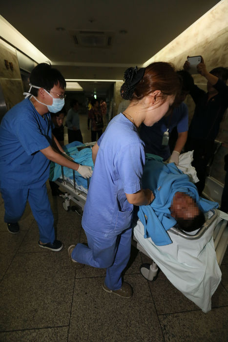 메인이미지  4 : 5일 오후 제주 추자도 인근에서 낚시 관광객들을 태우고 전남 해남으로 가다가 전복된 낚시어선 돌고래호(9.77t&middot;해남 선적)에 탑승했던 낚시객 생존자가 6일 오전 제주시 한라병원 응급실로 이송되고 있다.