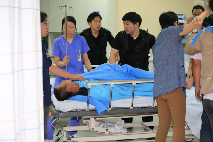 메인이미지  2 : 5일 오후 제주 추자도 인근에서 낚시 관광객들을 태우고 전남 해남으로 가다가 전복된 낚시어선 돌고래호(9.77t&middot;해남 선적)에 탑승했던 낚시객 생존자가 6일 오전 제주시 한라병원 응급실로 이송되고 있다. 
