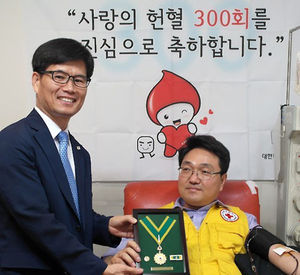 "건강이 허락하는 한 쭈욱&sim;"&hellip;300번 헌혈한 김원종 씨