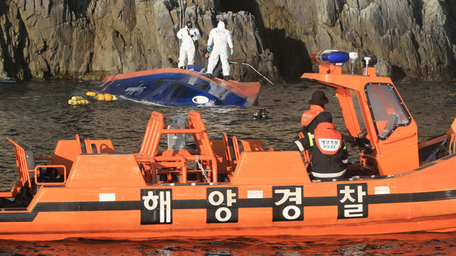 메인이미지  4 : 돌고래호 사고원인 조사에 나선 해경 과학수사 관계자들이 7일 오후 제주 추자도 인근 청도에 포박된 돌고래호에서 증거물 수집 등을 하고 있다.