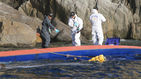 섬네일이미지  2:돌고래호 사고원인 조사에 나선 해경 과학수사 관계자들이 7일 오후 제주 추자도 인근 청도에 포박된 돌고래호에서 증거물 수집 등을 하고 있다.