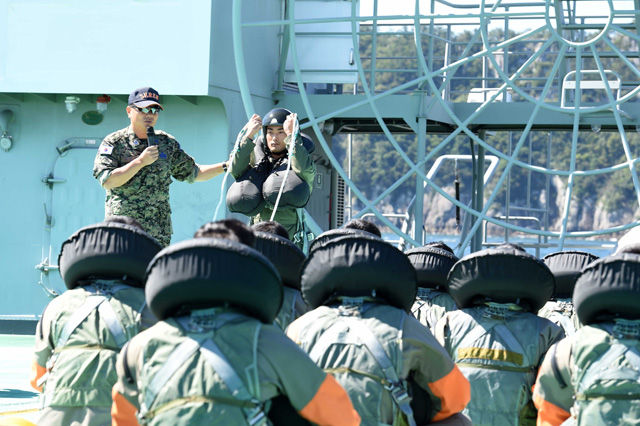 메인이미지  1 : 8일 오전 경상남도 남해군 미조면 인근 해상에서 진행된 '조종사 하계 생환훈련' 중 조종사들이 생환훈련정에서 낙하산 견인훈련(DRAG)에 대해 생환교관과 조교의 설명을 듣고 있다.