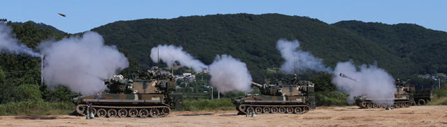 메인이미지  3 : 8일 오후 경기도 파주시 접경지역에서 육군 9사단 K-55A1 자주포가 포탄을 발사하고 있다.

9사단은 이번 훈련에 법무&middot;재정&middot;군종 등 비전투병과 간부들을 투입해 포탄 사격을 직접 체험하게 했다.