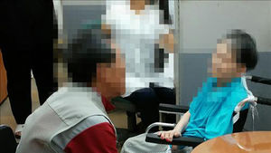 19년만의 안타까운 상봉&hellip;모친 치매에 아들은 시각장애