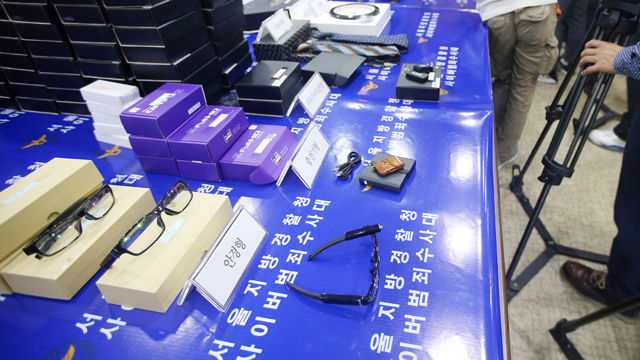 메인이미지  3 : 9일 서울 서대문구 미근동 경찰청에 압수된 각종 몰래카메라들이 놓여 있다. (서울=연합뉴스)