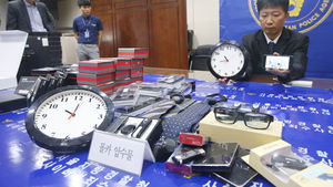 '안경&middot;볼펜&middot;넥타이&middot;담뱃갑'&hellip;각양각색 몰카 경찰에 적발