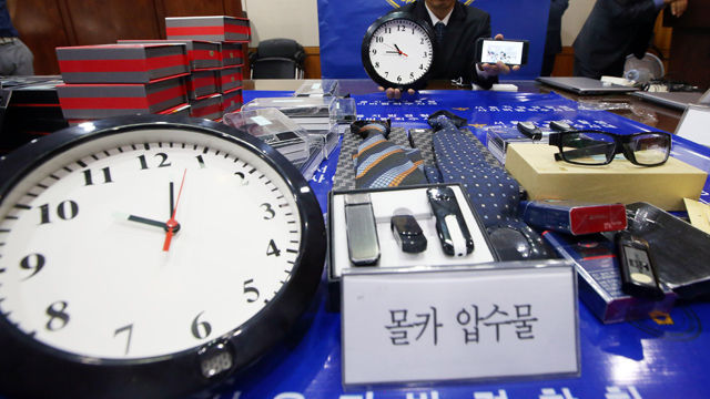 메인이미지  1 : 9일 서울 서대문구 미근동 경찰청에 압수된 각종 몰래카메라들이 놓여 있다. (서울=연합뉴스)