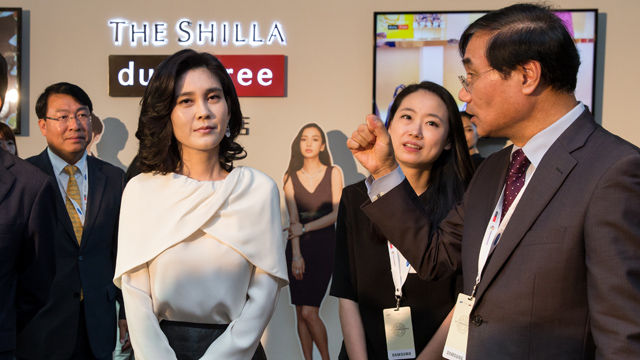 메인이미지  2 : 이부진 호텔신라 사장이 9일 중국 상하이에서 열린 삼성 관광브랜드 설명회에서 참석자들과 이야기를 하고 있다.