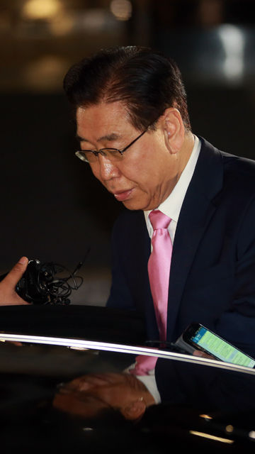 메인이미지  6 : 포스코의 각종 비리 의혹에 연루돼 검찰에 3차 소환된 정준양 전 포스코그룹 회장이 검찰 조사를 마치고 11일 오전 서초동 서울중앙지검을 나서 차에 타고 있다. (서울=연합)