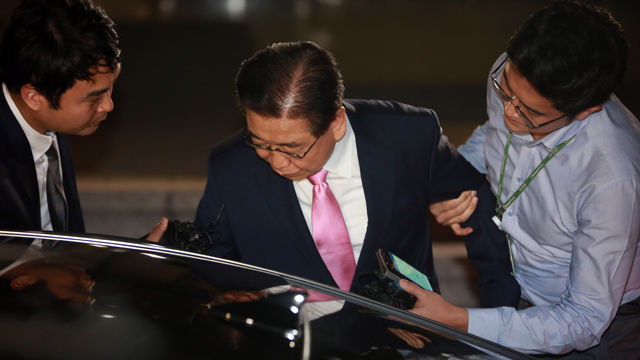 메인이미지  5 : 포스코의 각종 비리 의혹에 연루돼 검찰에 3차 소환된 정준양 전 포스코그룹 회장이 검찰 조사를 마치고 11일 오전 서초동 서울중앙지검을 나서 차에 타고 있다. (서울=연합)