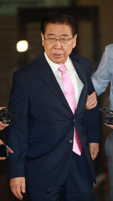 메인이미지  2 : 포스코의 각종 비리 의혹에 연루돼 검찰에 3차 소환된 정준양 전 포스코그룹 회장이 검찰 조사를 마치고 11일 오전 서초동 서울중앙지검을 나서고 있다. (서울=연합)