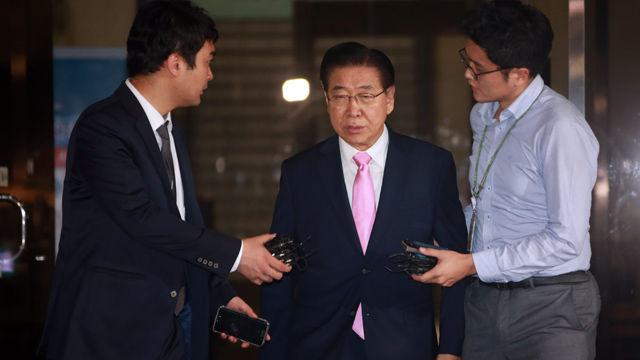 메인이미지  4 : 포스코의 각종 비리 의혹에 연루돼 검찰에 3차 소환된 정준양 전 포스코그룹 회장이 검찰 조사를 마치고 11일 오전 서초동 서울중앙지검을 나서며 취재진의 질문을 받고 있다. (서울=연합)