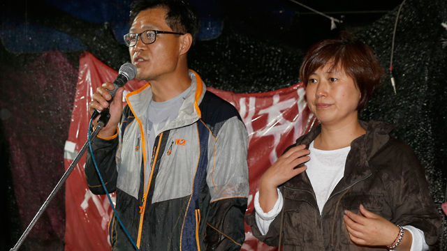 메인이미지  3 :  11일 오후 혜화동 재능교육 본사 앞에서 열린 학습지노조 재능교육 투쟁승리 보고대회에서 복직합의서에 서명한 마지막 재능교육 해고노동자 유명자(오른쪽), 박경선씨가 인사말을 하고 있다. 