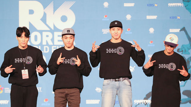 메인이미지  3 : 11일 오후 중구 장충체육관에서 한국관광공사가 주최한 'R16 KOREA 2015 세계 비보이 대회(World Final)' 공식 기자회견에 참석한 한국팀 비보이들이 포즈를 취하고 있다.