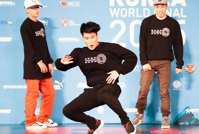 메인이미지  1 :  11일 오후 중구 장충체육관에서 한국관광공사가 주최한 'R16 KOREA 2015 세계 비보이 대회(World Final)' 공식 기자회견에 참석한 한국팀 비보이들이 퍼포먼스를 하고 있다.