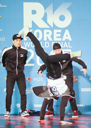 메인이미지  11 :  11일 오후 중구 장충체육관에서 한국관광공사가 주최한 'R16 KOREA 2015 세계 비보이 대회(World Final)' 공식 기자회견에 참석한 비보이들이 퍼포먼스를 하고 있다.