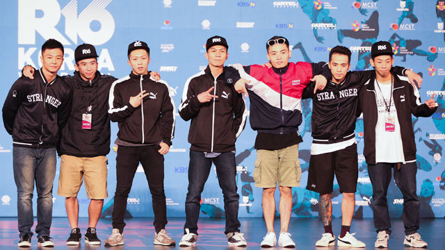 메인이미지  9 : 11일 오후 중구 장충체육관에서 한국관광공사가 주최한 'R16 KOREA 2015 세계 비보이 대회(World Final)' 공식 기자회견에 참석한 중국 크루들이 포즈를 취하고 있다. 2015