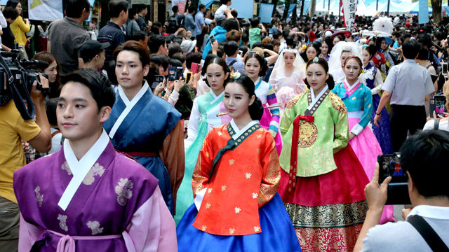 메인이미지  3 : 12일 서울시 종로구 인사동에서 열린 古GO 종로문화페스티벌에서 전통한복패션 퍼레이드가 열리고 있다. (서울=연합)