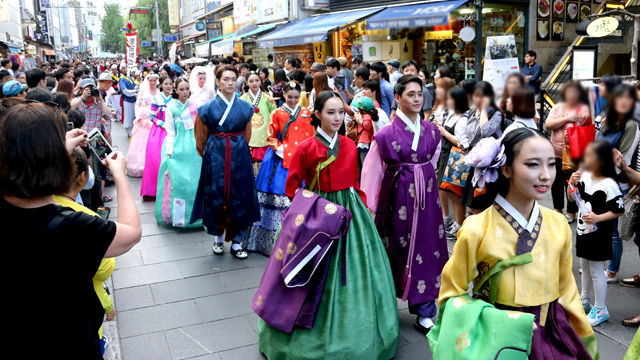 메인이미지  6 : 12일 서울시 종로구 인사동에서 열린 古GO 종로문화페스티벌에서 전통한복패션 퍼레이드가 열리고 있다. (서울=연합)