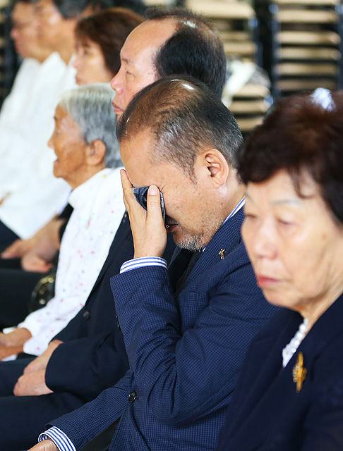 메인이미지  10 : 12일 오전 일본 홋카이도 최북단 하마톤베츠의 텐유지에서 열린 조선인 강제노동 희생자 유골 봉환 추도식에서 유가족들이 수습된 유골함을 바라보며 눈물을 흘리고 있다. '강제노동 희생자 추모 및 유골 귀향 추진위원회'(이하 귀향추진위)는 12일 홋카이도 사루후츠(猿拂) 아사지노(淺茅野) 옛 일본육군비행장과 슈마리나이(朱鞠內) 우류(雨龍)댐에서 수습된 유골 34위와 4위를 각각 되찾았았다.