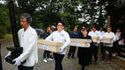 섬네일이미지  5:12일 오후 일본 홋카이도 슈마리나이 우류에 있는 코켄지에서 열린 조선인 강제노동 희생자 추도식에서 유골 4위가 고향을 향해 봉환되고 있다. 코켄지에는 1938∼1943년 6년간 건설된 당시 동양 최대 규모(발전용량 500㎾)인 우류댐 공사 현장에 강제로 동원됐다가 숨진 조선인 유골 4위가 모셔져 있다. 코켄지 추도식은 앞서 열린 텐유지와 같이 한일 양국의 방식으로 열리고서 홋카이도 원주민인 아이누족의 '이치아루파' 방식으로도 진행됐다. 