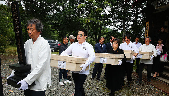 메인이미지  5 : 12일 오후 일본 홋카이도 슈마리나이 우류에 있는 코켄지에서 열린 조선인 강제노동 희생자 추도식에서 유골 4위가 고향을 향해 봉환되고 있다. 코켄지에는 1938∼1943년 6년간 건설된 당시 동양 최대 규모(발전용량 500㎾)인 우류댐 공사 현장에 강제로 동원됐다가 숨진 조선인 유골 4위가 모셔져 있다. 코켄지 추도식은 앞서 열린 텐유지와 같이 한일 양국의 방식으로 열리고서 홋카이도 원주민인 아이누족의 '이치아루파' 방식으로도 진행됐다. 