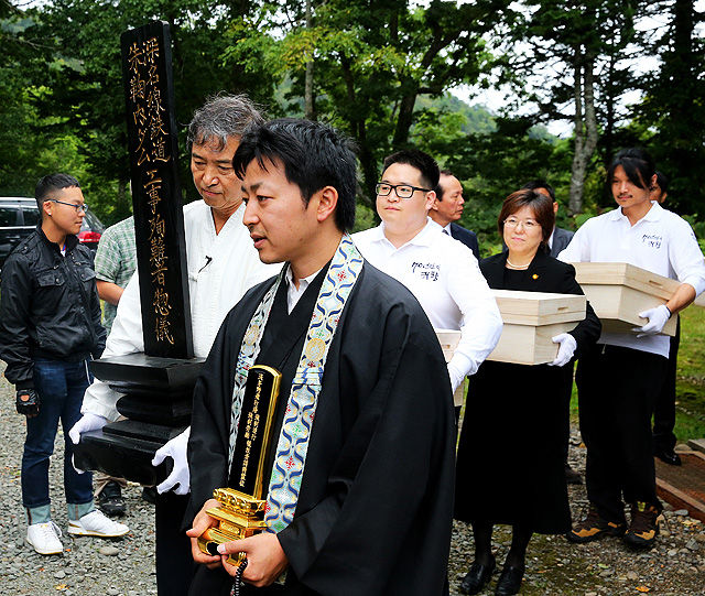 메인이미지  4 : 12일 오후 일본 홋카이도 슈마리나이 우류에 있는 코켄지에서 열린 조선인 강제노동 희생자 추도식에서 유골 4위가 고향을 향해 봉환되고 있다. 코켄지에는 1938∼1943년 6년간 건설된 당시 동양 최대 규모(발전용량 500㎾)인 우류댐 공사 현장에 강제로 동원됐다가 숨진 조선인 유골 4위가 모셔져 있다. 코켄지 추도식은 앞서 열린 텐유지와 같이 한일 양국의 방식으로 열리고서 홋카이도 원주민인 아이누족의 '이치아루파' 방식으로도 진행됐다. 