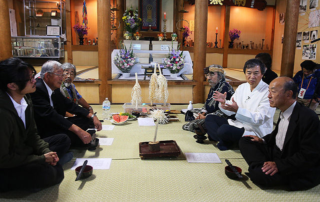 메인이미지  3 :  12일 오후 일본 홋카이도 슈마리나이 우류에 있는 코켄지에서 열린 조선인 강제노동 희생자 추도식이 열렸다. 코켄지에는 1938∼1943년 6년간 건설된 당시 동양 최대 규모(발전용량 500㎾)인 우류댐 공사 현장에 강제로 동원됐다가 숨진 조선인 유골 4위가 모셔져 있다. 코켄지 추도식은 앞서 열린 텐유지와 같이 한일 양국의 방식으로 열리고서 홋카이도 원주민인 아이누족의 '이치아루파' 방식으로도 진행됐다.