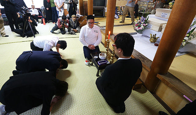 메인이미지  2 : 12일 오후 일본 홋카이도 슈마리나이 우류에 있는 코켄지에서 열린 조선인 강제노동 희생자 추도식이 열렸다. 코켄지에는 1938∼1943년 6년간 건설된 당시 동양 최대 규모(발전용량 500㎾)인 우류댐 공사 현장에 강제로 동원됐다가 숨진 조선인 유골 4위가 모셔져 있다. 코켄지 추도식은 앞서 열린 텐유지와 같이 한일 양국의 방식으로 열리고서 홋카이도 원주민인 아이누족의 '이치아루파' 방식으로도 진행됐다. 