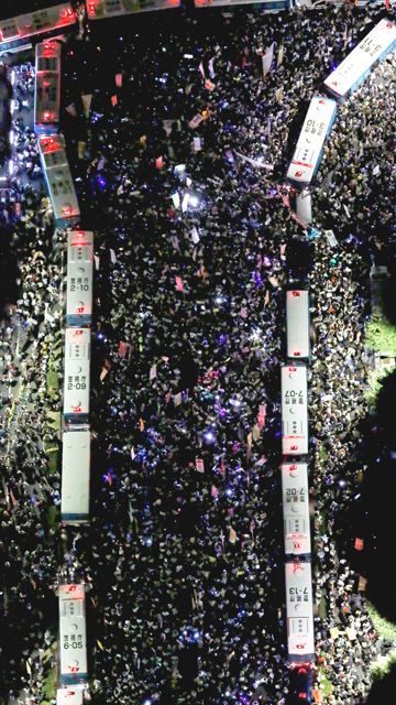 메인이미지  8 : 14일 오후 일본 국회 의사당 인근에서 아베 신조(安倍晋三) 정권이 추진하는 안보 관련 법률 제&middot;개정에 반대하는 대규모 시위가 열리고 있다. (도쿄 교도=연합)
