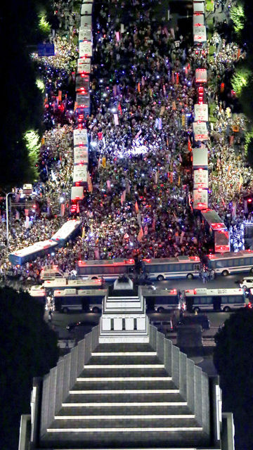 메인이미지  7 : 14일 오후 일본 국회 의사당 인근에서 아베 신조(安倍晋三) 정권이 추진하는 안보 관련 법률 제&middot;개정에 반대하는 대규모 시위가 열리고 있다. (도쿄 교도=연합)