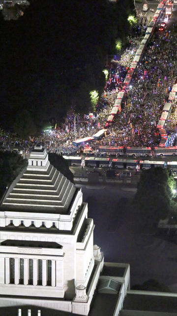 메인이미지  6 : 14일 오후 일본 국회 의사당 인근에서 아베 신조(安倍晋三) 정권이 추진하는 안보 관련 법률 제&middot;개정에 반대하는 대규모 시위가 열리고 있다. (도쿄 교도=연합)