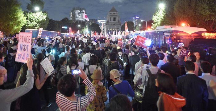 메인이미지  2 :  14일 오후 일본 국회 의사당 인근에서 아베 신조(安倍晋三) 정권이 추진하는 안보 관련 법률 제&middot;개정에 반대하는 대규모 시위가 열리고 있다. (도쿄 교도=연합)