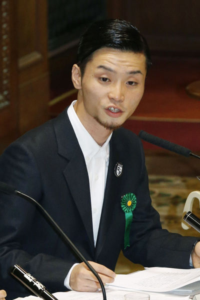 메인이미지  7 : 아베 신조(安倍晋三) 정권이 추진하는 안보법안 반대 시위에서 적극적으로 활동해 주목받은 일본의 학생 단체 '실즈(SEALDs)'의 핵심 멤버인 일본 메이지가쿠인(明治學院)대 4학년 오쿠다 아키(奧田愛基) 씨가 15일 참의원 평화안전법제특별위원회 중앙공청회에 참고인으로 출석해 발언하고 있다. (도쿄 교도=연합)