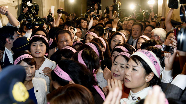 메인이미지  4 : 분홍 머리띠를 두르고 안보법안 반대 시위를 벌이는 일본 여성 의원들이 16일 저녁 일본 상원(참의원) 해당상임위원회 회의실 밖에 모여 있다. (도쿄 AP=연합)