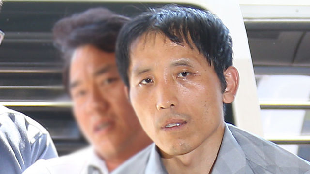 메인이미지  1 : 30대 여성을 납치 살해한 혐의로 공개 수배된 김일곤이 17일 오전 검거돼 서울 성동경찰서로 압송되고 있다. (서울=연합뉴스)