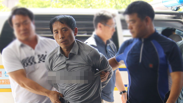 메인이미지  2 : 30대 여성을 납치 살해한 혐의로 공개 수배된 김일곤이 17일 오전 검거돼 서울 성동경찰서로 압송되고 있다. (서울=연합뉴스)