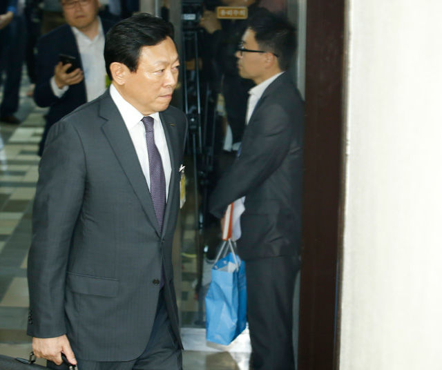 메인이미지  3 : 신동빈 롯데그룹 회장이 17일 국회에서 열린 정무위원회의 공정거래위원회 국정감사 증인 출석을 위해 감사장으로 들어서고 있다.