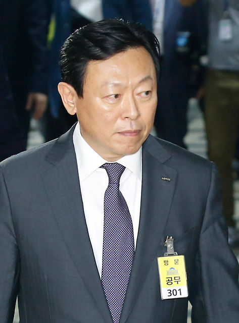 메인이미지  1 : 신동빈 롯데그룹 회장이 17일 국회에서 열린 정무위원회의 공정거래위원회 국정감사 증인 출석을 위해 감사장으로 들어서고 있다.