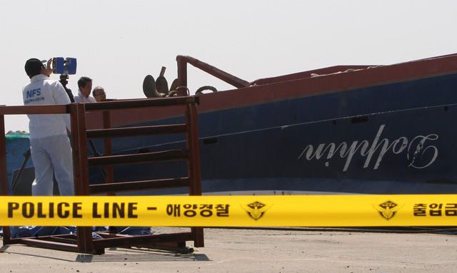 메인이미지  1 : 17일 제주 추자도 신양항 인근 추자해양경비안전센터 앞에서 돌고래호(9.77t) 전복 사고의 원인을 밝히기 위한 선체 합동감식이 이뤄지고 있다. 선체 인양 8일 만에 진행된 이날 감식에는 국립과학수사연구원, 선박안전기술공단, 해난심판원, 민간 전문가 등이 참여했다. 
