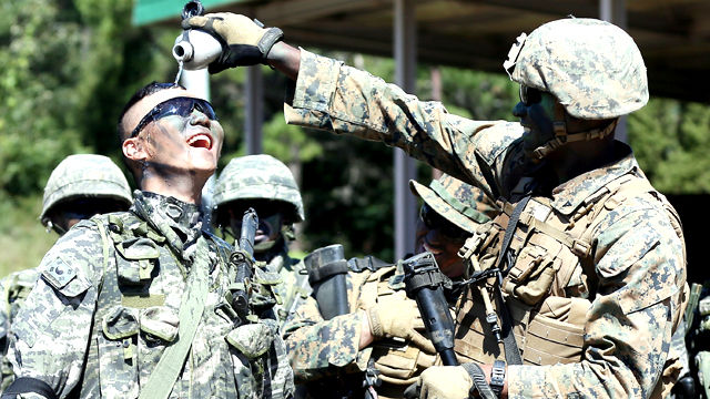 메인이미지  7 : 17일 오전 경기도 김포시 월곶면 해병대 종합훈련장에서 열린 '한&middot;미 해병대 전술제대급 연합작전 훈련'에서 한&middot;미 해병대원이 훈련을 마치고 서로 얼굴에 물을 부어주며 더위를 식히고 있다. (연합뉴스)