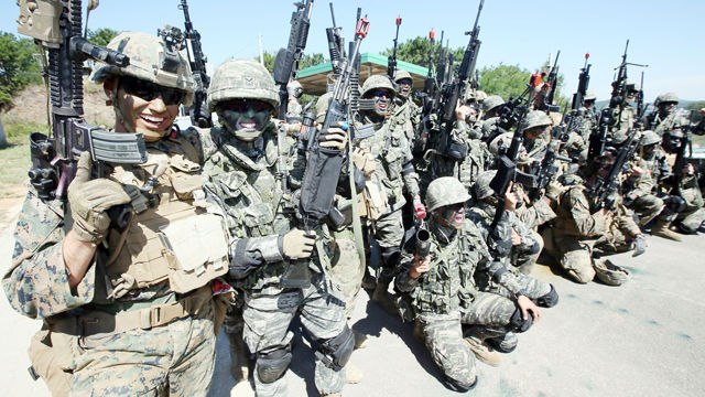 메인이미지  6 : 17일 오전 경기도 김포시 월곶면 해병대 종합훈련장에서 열린 '한&middot;미 해병대 전술제대급 연합작전 훈련'에서 한&middot;미 해병대원들이 훈련을 마치고 기념촬영을 하고 있다. (연합뉴스)