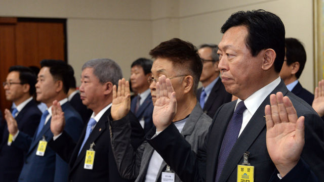 메인이미지  1 : 신동빈 롯데그룹 회장 등 증인들이 17일 국회에서 열린 정무위원회의 공정거래위원회 국정감사 증인 선서를 하고 있다. (서울=연합뉴스)