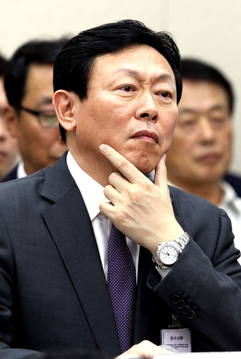 메인이미지  2 : 신동빈 롯데그룹 회장이 17일 오후 국회에서 열린 정무위원회의 공정거래위원회 국정감사에서 긴장한 표정으로 의원 질의를 경청하고 있다. (연합뉴스)