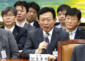 [슬라이드 포토] 신동빈, 시종 공손한 어투&hellip;논란엔 단호